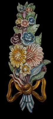 Auktion 365<br>Holz-Wandschmuck, floral beschnitzt und bemalt, 52x18 cm [1]