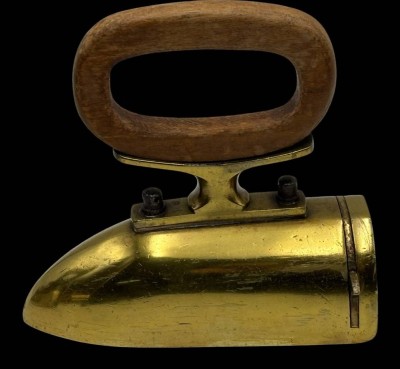 Auktion 365<br>Messing-Bügeleisen mit Holzgriff, H-18 cm, L.-27 cm [1]