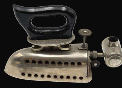 Auktion 365<br>Gas Bügeleisen mit Holzgriff, H-18 cm, L-27 cm [1]