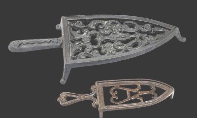 Auktion 365<br>2x Bügeleisen-Untersetzer, L-18 und 30 cm [1]