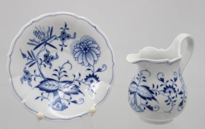 Auktion 365<br>Sahnekännchen und Unterteller, Meissen, Zwiebelmuster, je ein Schleifstrich, Kanne ca. H-11,5cm, Teller D-15cm [1]