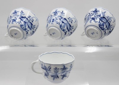 Auktion 365<br>4x Tassen, Meissen, Zwiebelmuster, je mit Schleifstrichen, ca. H-6,8cm [1]