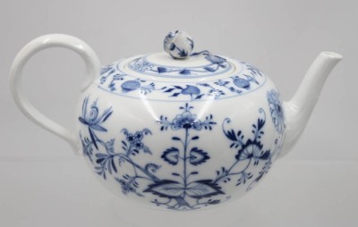 Auktion 365<br>gr. Teekanne, Meissen, Zwiebelmuster, 4 Schleifstriche, Deckelblüte bestossen, H-14,5cm [1]