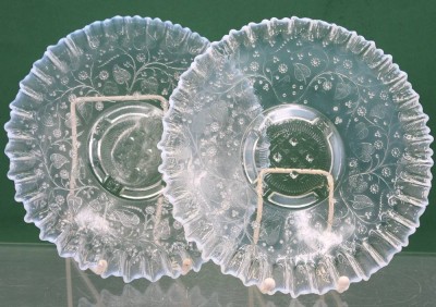 Auktion 365<br>Paar Schalen, älter, Pressglas, gewellter Rand, ca. D-25cm [1]