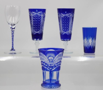Auktion 365<br>5x div. Gläser, 4x Überfangglas, blau, ca. H-17,5 bis 9,5cm [1]