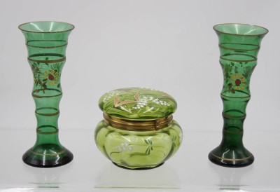 Auktion 365<br>Dose mit Emaillebemalung um 1900 sowie Vasenpaar,  grünes Glas, 1x Chip, Vasen H-16cm, Dose H-9,5cm D-10,5cm [1]