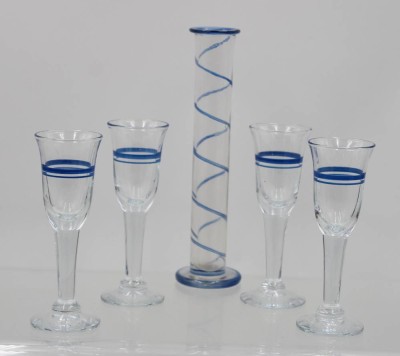 Auktion 365<br>Stielvase sowie 4 Likörgläser diese signiert 