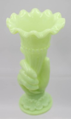 Auktion 365<br>sogen. Handvase in grün, älter, opalines Glas, ca. H-21,5cm [1]