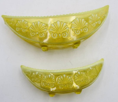 Auktion 365<br>2x Schiffchen, älter, Uranglas, ca. H-7,5cm 19,5cm, und H-6cm L-15cm [1]