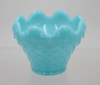 Auktion 365<br>kl. Vase, opalines Glas, ca. H-9cm D-11cm [1]