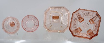 Auktion 365<br>2x Deckeldosen, rosafarben, wohl Frankreich, älter, H-13cm B-15cm, und H-10,5cm D-9,5cm [1]