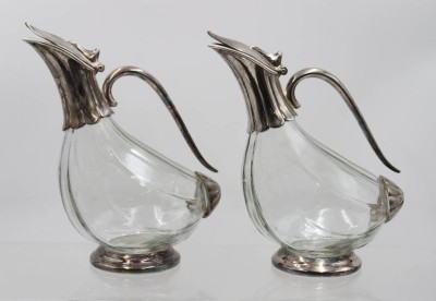 Auktion 365<br>2x Enten-Dekanter, silberfarbene Monturen, 1x Standring lose, ca. H-24cm [1]
