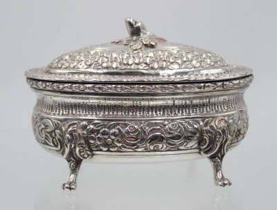 Auktion 365<br>ovale silberne Bonbonniere, 800erm floral reliefiert, ca. 320gr., H-9cm B-13,5cm T-8cm [1]