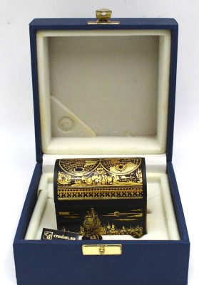 Auktion 365<br>kl. Metall-Schatztruhe mit Golddekor, in OVP, Spanien, H-5,5cm, 4,2x6,2 cm [1]