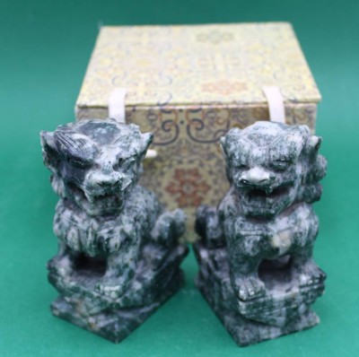 Auktion 365<br>2x chinesische handgeschnitzte Buchstützen aus Stein (Jade??) H-10cm (in Box) [1]