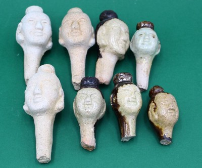 Auktion 365<br>8x chinesische aufsteck-Köpfe aus Keramik, (Beijing??) max. H- 9cm (in Box) [1]