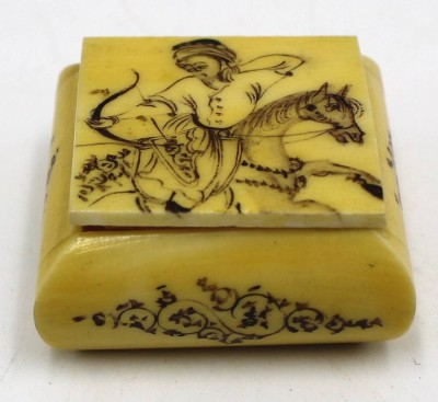 Auktion 365<br>kl. Bein-Pillendose, H-2 cm, 3,5x3,5 cm [1]