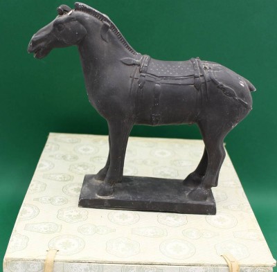 Auktion 365<br>chinesisches Terrakotta-Pferd, mit div. Abplatzern / Teile anbei, H- 22cm B- 25cm (in Box) [1]