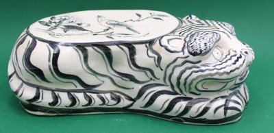 Auktion 365<br>chinesisches Tiger-Kissen, Blumen- Vogeldekor, H- 9cm B- 30cm [1]