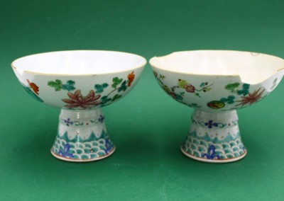 Auktion 365<br>2x chinesische Porzellan Schalen auf Stand, Blumendekor, div. Abplatzer (fehl. Stücke anbei), H- 12cm D- 16cm [1]