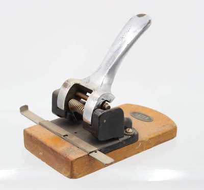 Auktion 365<br>gr. aller Locher, Leitz, ca. H-20cm B-21cm T-11cm [1]