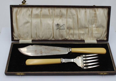 Auktion 365<br>gr. Fischvorleger-Set in Etui, plated mit Bein?-Griffen, Messer L-27 cm, gut erhalten, ungeputzt, Etui Schliessen tw. defekt [1]