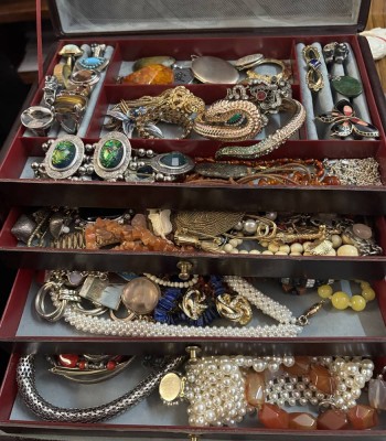Auktion 365<br>Schmuckkoffer voller Modeschmuck, H-16 cm, 19x27 cm [1]