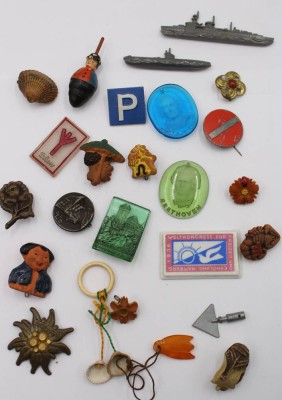 Auktion 365<br>25 div. WHW-Nadeln etc. [1]