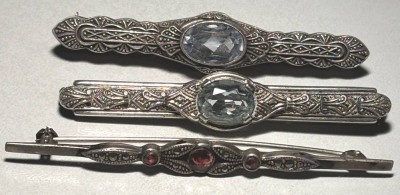 Auktion 365<br>3x -Silber-Nadeln, 2x hellblaue Steine, 1x rote, B-ca. 5,5  cm, zusammen 14,3 gr. [1]