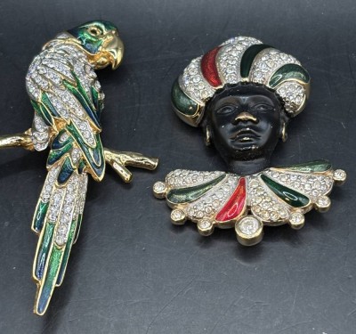 Auktion 365<br>2 Broschen, Emaille und Strass, Papagei und Mohr, H-7,5 und 5 cm [1]