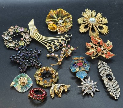 Auktion 365<br>14x div. Broschen, Strass etc., goldfarben meistens, grösste ca. 6x5 cm [1]