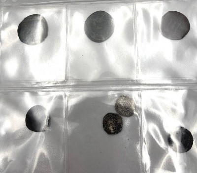 Auktion 365<br>Münzblatt mit  7 antiken Münzen, Bronze und 2x Silber? [1]