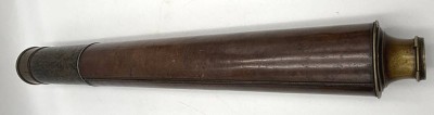 Auktion 365<br>langes Messing-Fernrohr, Lederumhüllt, ausziehbar, L-max 86 cm, vorne mit Schutzkappe [1]