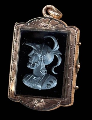 Auktion 365<br>Double Medaillon, schwarze Onyx-Platte mit Krieger-Kopf, ca. 3x2 cm, 11,2 gr. [1]
