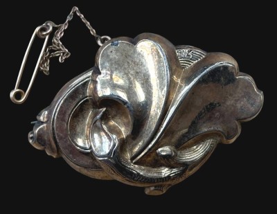 Auktion 365<br>Schaumgoldbrosche mit Sicherheitskette um 1880, Tragespuren, 5,5x3,5 cm [1]