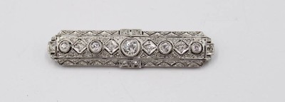 Auktion 365<br>sehr schöne Brosche im Art-Déco Stil, wohl Platin, Diamantbesatz, 5,7gr., L-4,5cm [1]
