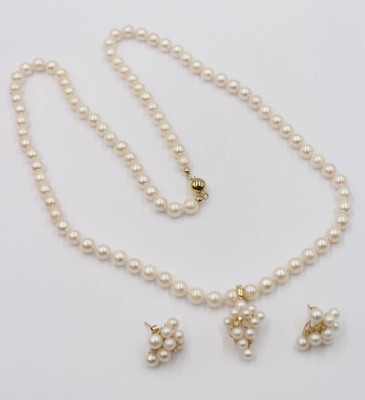 Auktion 365<br>Perlenset mit 585 GG-Monturen, Halskette mit Anhänger sowie Ohrstecker, Brillantbesatz, Kette ca. 68cm [1]