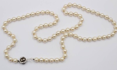 Auktion 365<br>Perlenkette mit 585er WG-Schließe diese mit 2 kl. Brillanten, ca. L-70cm [1]