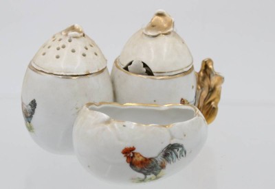 Auktion 365<br>kl. Menage um 1920, Hühnerdekor, Altersspuren, H-8cm B-12cm [1]