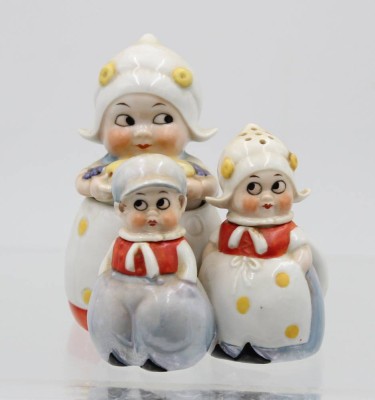 Auktion 365<br>figürliche Menage, älter, Hollandmädchen mit Kindern, H-11cm B-11cm [1]