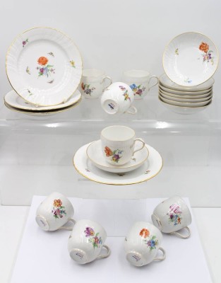 Auktion 365<br>20 Kaffeeserviceteile,  KPM Berlin Neuosier, Bunte Blumen und Insekten, 8x Tassen mit U.T. und 4 Kuchenteller, Tassen ca. H-7cm [1]