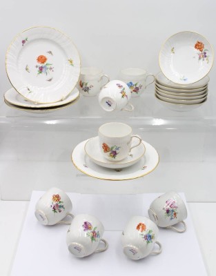 Auktion 366<br>20 Kaffeeserviceteile,  KPM Berlin Neuosier, Bunte Blumen und Insekten, 8x Tassen mit U.T. und 4 Kuchenteller (1x bestossen), Tassen ca. H-7cm [1]