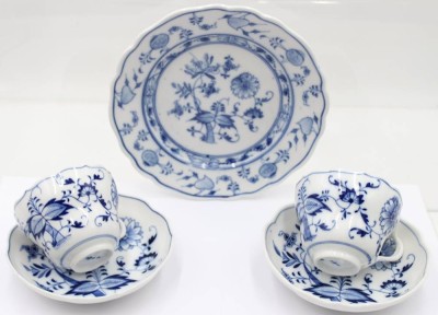 Auktion 365<br>2x Tassen mit U.T. sowie Kuchenteller, Stadt Meissen, Zwiebelmuster, älter, 1x Tasse mit Chip, ca. H-6,6cm [1]