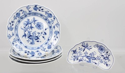 Auktion 365<br>kl. Schale und 4 Kuchenteller, Stadt Meissen, Zwiebelmuster, Teller D-19cm, Schale B-16,5cm [1]