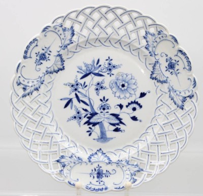 Auktion 365<br>schöner Durchbruchteller, Porzellanfabrik Friedrich Christian Greiner & Söhne in Rauenstein, Zwiebelmuster, ca. D-26,7cm [1]