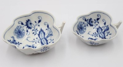 Auktion 365<br>2x Blattschalen, Meissen, Zwiebelmuster, gr. Schale mit 3 Schleifstrichen, kl. Schale 1. Wahl, ca. H-4 u. 3cm [1]