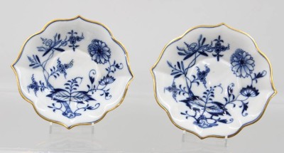 Auktion 365<br>Paar kl. Schalen, Meissen, Zwiebelmuster mit Goldrand, 1. Wahl, älter, je ca. H-3cm D-13cm [1]