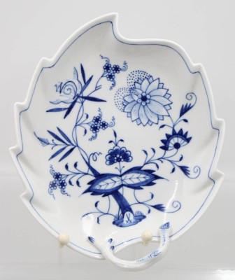 Auktion 365<br>gr. Blattschale, Meissen, Zwiebelmuster, 2 Schleifstriche, H-5,5cm B-22cm [1]