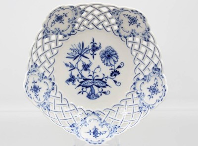 Auktion 365<br>Korbschale, Meissen, Zwiebelmuster, 2 Schleifstriche, ca. H-5cm D-19cm [1]