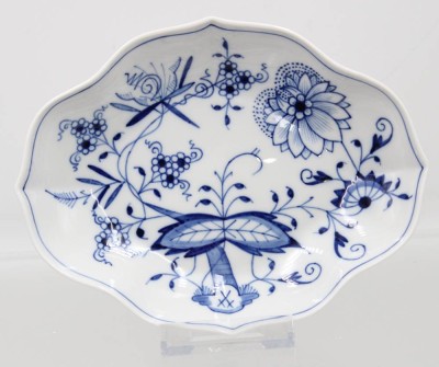 Auktion 365<br>ovale Schale, Meissen, Zwiebelmuster, 1. Wahl, ca. H-3,4cm B-18,5cm [1]